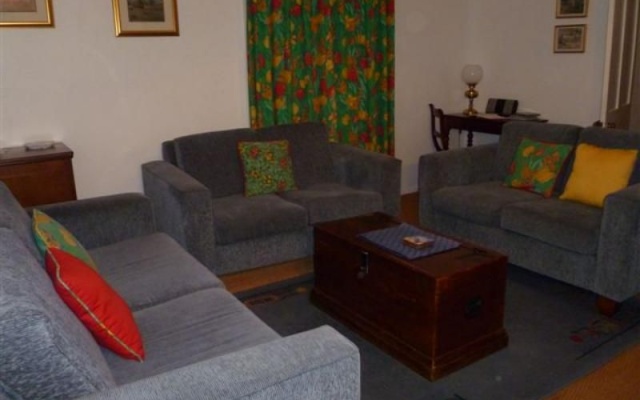 Stone Hut Cottages – Guest Rooms – Stone Hut