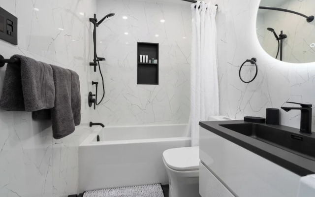 Downtown Luxe - Parking, Metro, King Bed, Sleeps 6