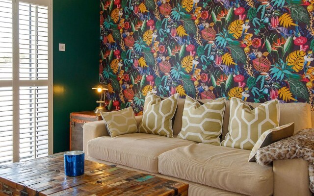 Vibrant Seafront Home With Seasonal Pool