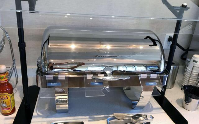 Best Western Plus Yacht Harbor Inn