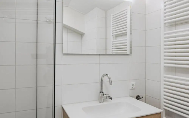 Modern Lodge Near Beach