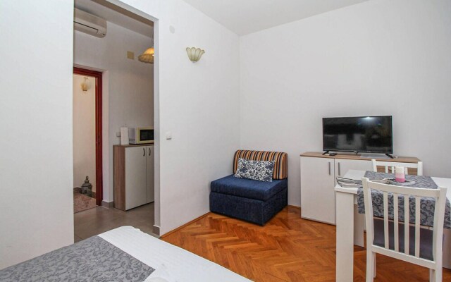 Amazing Apartment in Tucepi With Wifi