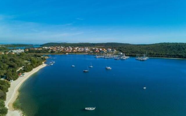 Apartments Davor 1676