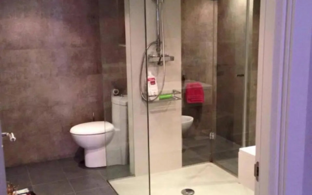 Piso moderno, céntrico y con garaje gratis