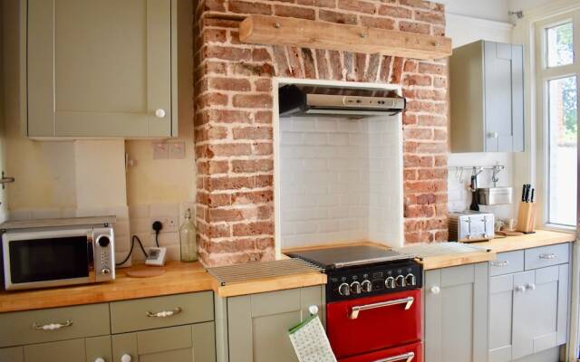 Refurbished Apartment With Garden Near Beach