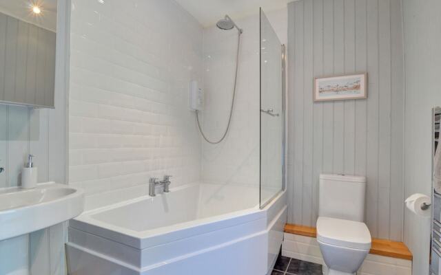 Restful Holiday Home in Glandwr near River