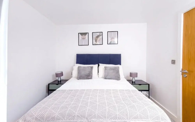 Salford - 2 Bed Apartment - Sleeps 4 - Wifi