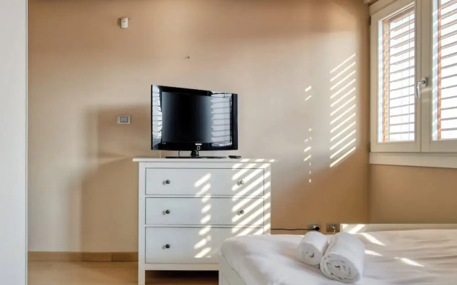 Elegant apt with parking and balcony