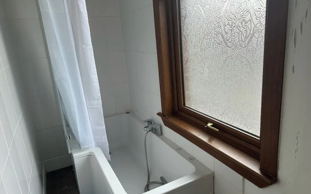 Spacious House- Parking, Garden & Central Location