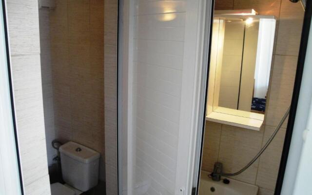 R.A.F. nice studio with garden& parking