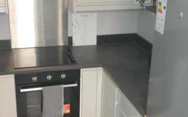 Modern 2 bed apartment with parking
