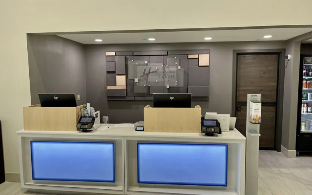 Holiday Inn Express Sulphur