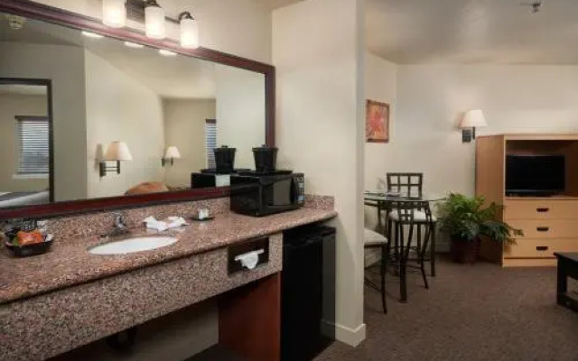 The Garibaldi House Inn & Suites