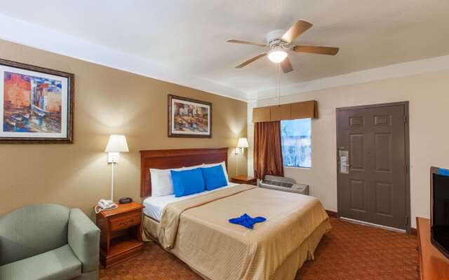 Days Inn & Suites by Wyndham Webster NASA-ClearLake-Houston