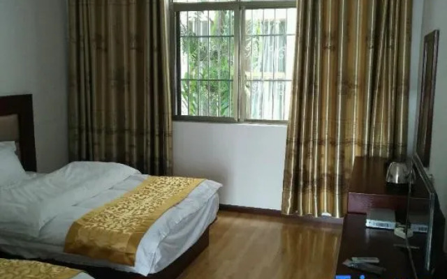 Yulong Hongyuezhuang Inn