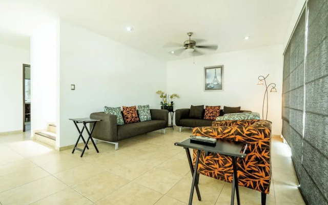 Spacious 5 Bedroom Oasis with Pool & BBQ