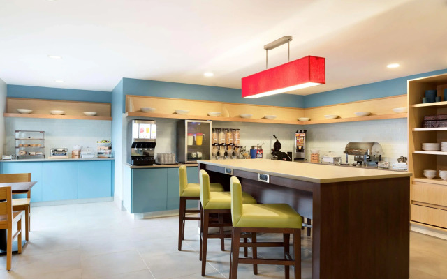 Country Inn & Suites by Radisson, Jackson, TN