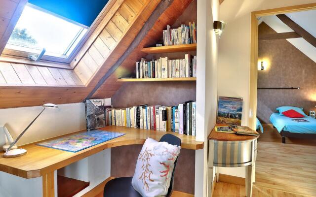 Charming 17th century house, beautiful garden, in Huelgoat