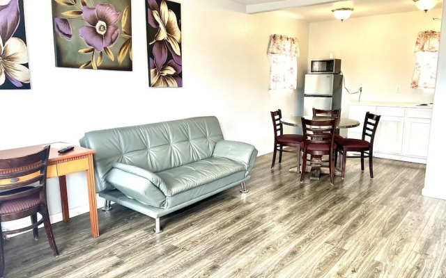 Royal Gateway Motel By OYO