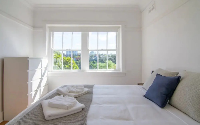 Two Bedroom Apartment in Mosman With Harbour Views