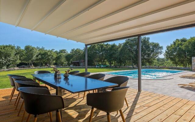 Lush Villa in Belavici with Pool & High-End Kitchen