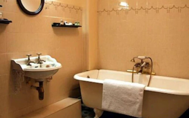 Crown & Cushion Hotel