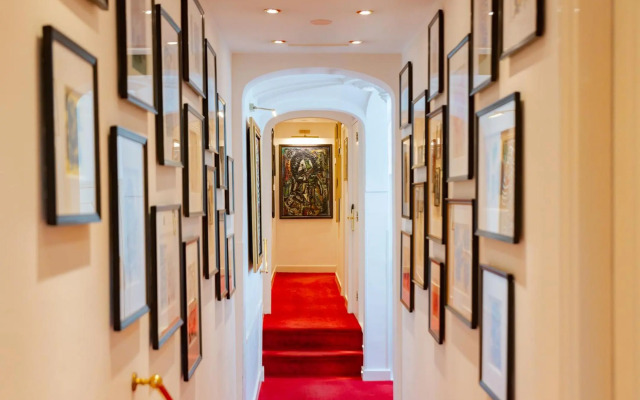 Ambassade Hotel
