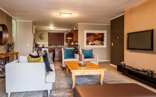 Island Club Hotel & Apartments