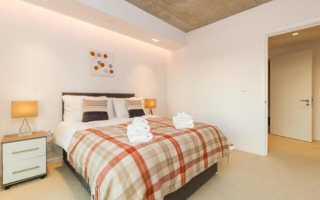 Royal Style Apartment - 5 Mins Walk to Excel London