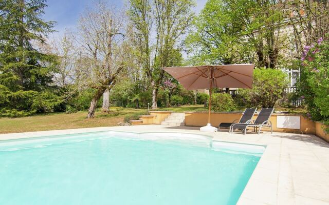 Charming Mansion in Brouchaud With Swimming Pool