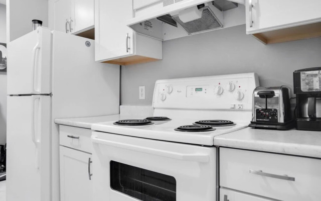 Stylish and Cozy Eau Claire 2BR With Gym Coffee