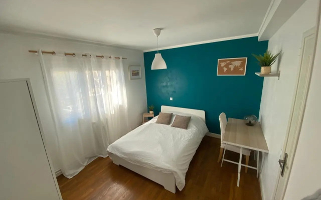 Belle Appartement lumineux avec balcon plein centre .