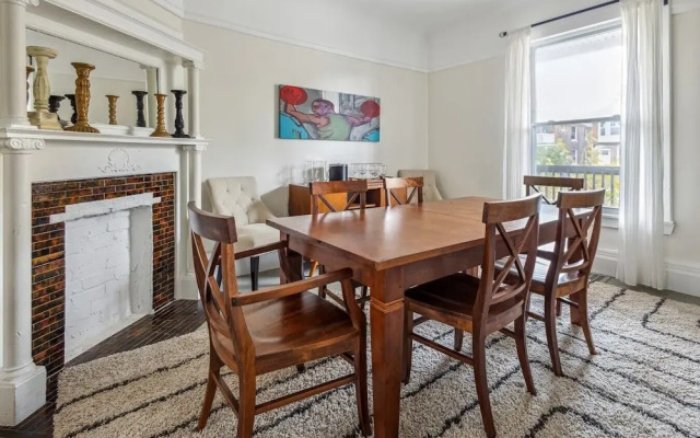 Comfortable 6-bedroom Retreat Minutes to Downtown