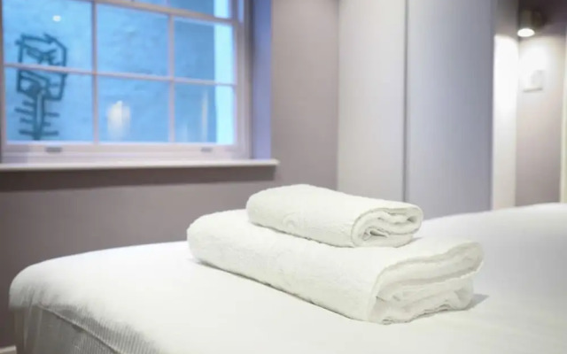 Stylish & Modern 1BD Kensington Flat, Sleeps 2