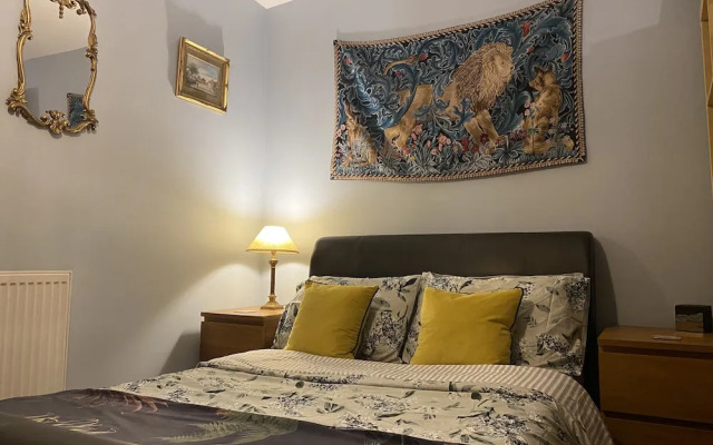Quirky Town Centre Apartment With River Terrace