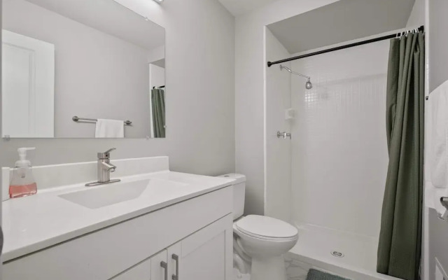 Spacious 2BR 2BA City Haven