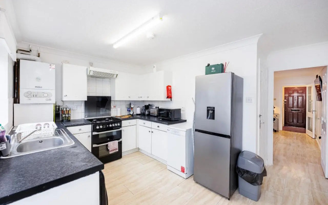 Lovely 2 Bd Hse with Parking near Excel