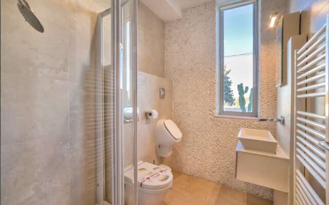 Villa - 5 Bedrooms with Pool and WiFi - 104980