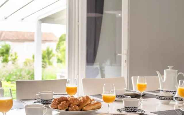 Luxurious Villa in Saint Genies de Fontedit With Heated Pool