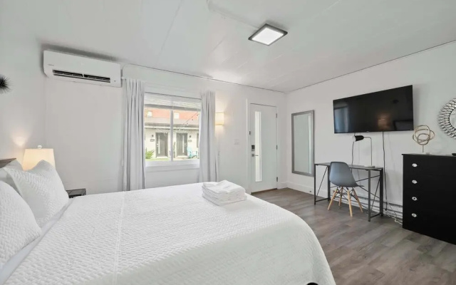 Chic City Retreat 93I Sleeps 2