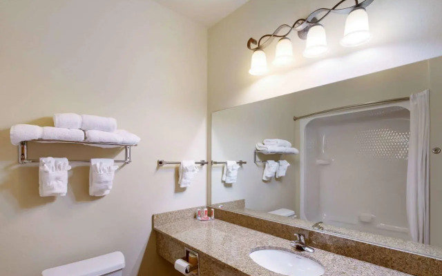 Econo Lodge Inn & Suites Bridgeport