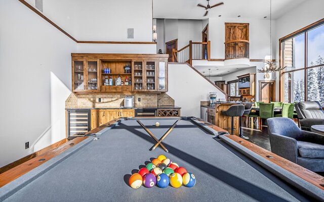 Inuksuk Lodge 4800 sq ft of Excellence