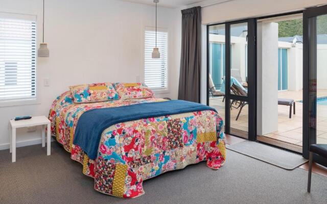 Poolside Retreat - Picton Holiday House Waikawa