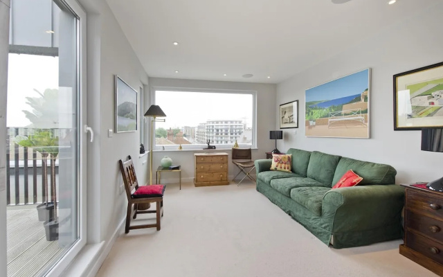 Fabulous 2-bed Penthouse Wimbledon