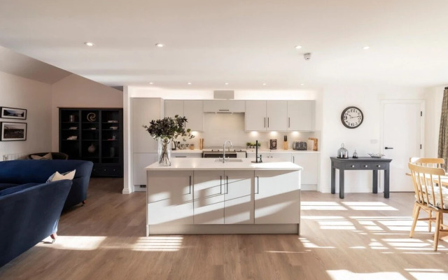 NEW Sleek & Stylish 2BD Flat - Heart of Haworth
