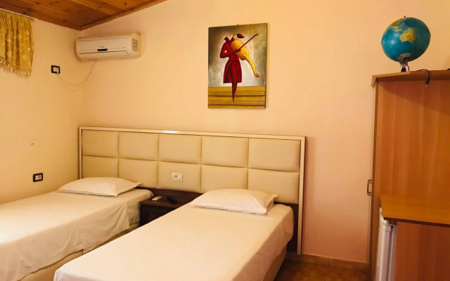 Gold Guest House & Bar