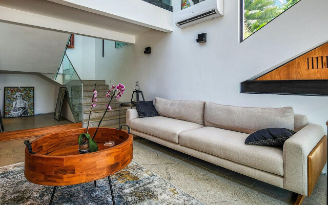 Casa espetacular com 9 suítes, frente mar, completíssima