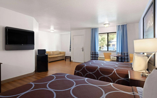 Super 8 by Wyndham Dunnigan