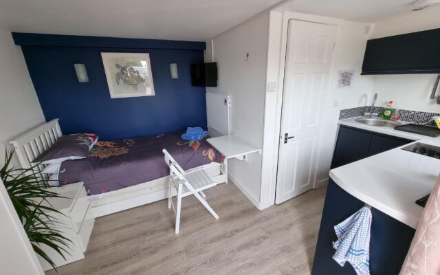 Lovely private studio room with own kitchen and bathroom. Set in the popular area of Shiphay in Torquay and only a short walk from Torbay Hospital