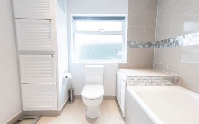 Bright & Spacious Garden Flat for 4 in London